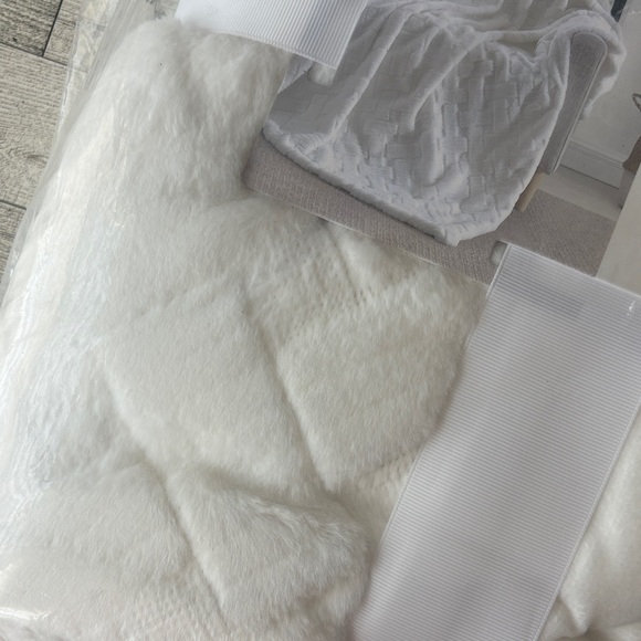 Koolaburra Cream Textured Faux Fur Throw by UGG - Picture 7 of 7